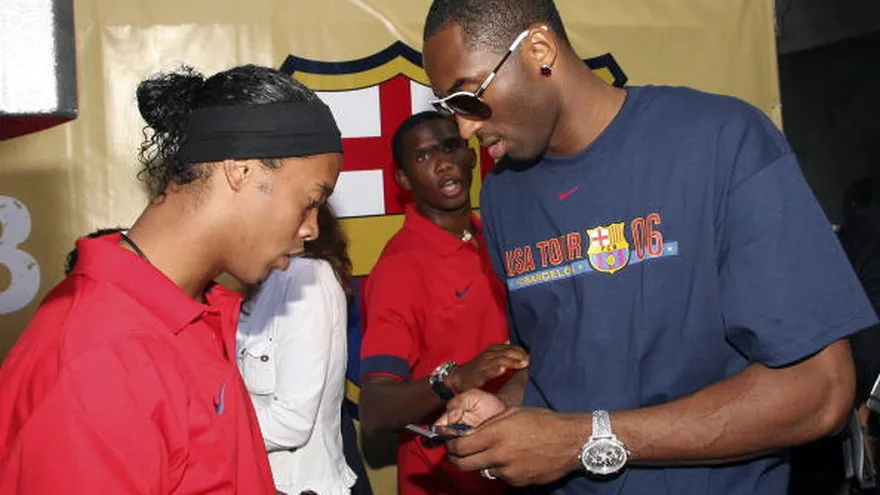Kobe Bryant (d) junto al entonces jugador del Barcelona Ronaldinho (i) en el año 2006