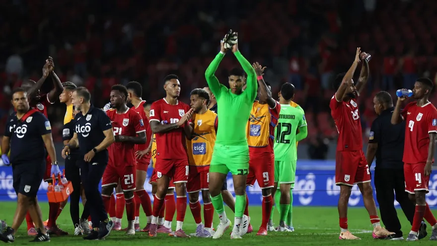 Jugadores de la Selección de Panamá saludan a los fanáticos después del partido ante Surinam