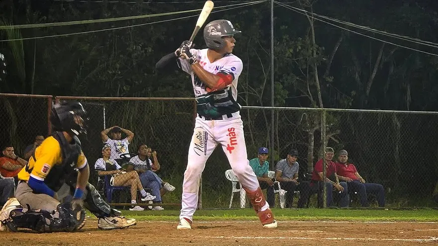 Equipos de béisbol juvenil de Darién y Herrera en acción