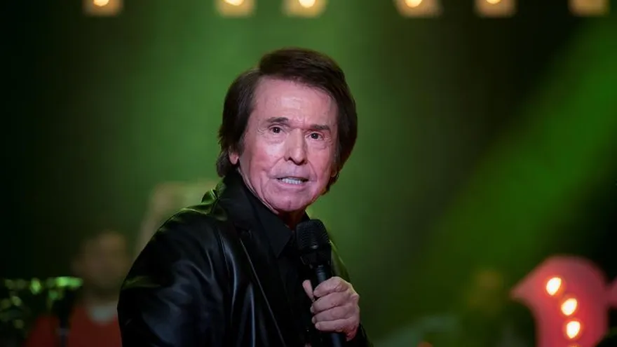 El cantante Raphael durante un concierto.