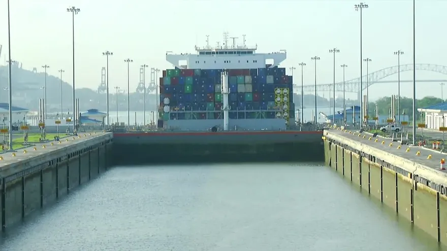 El buque portacontenedores OOCL France transita por el Canal