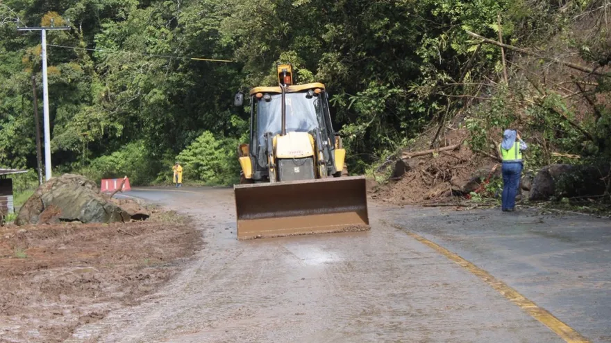 Derrumbe en la vía David – Bocas del Toro es atendido por el MOP tras fuertes lluviasDerrumbe en la vía David – Bocas del Toro es atendido por el MOP tras fuertes lluvias