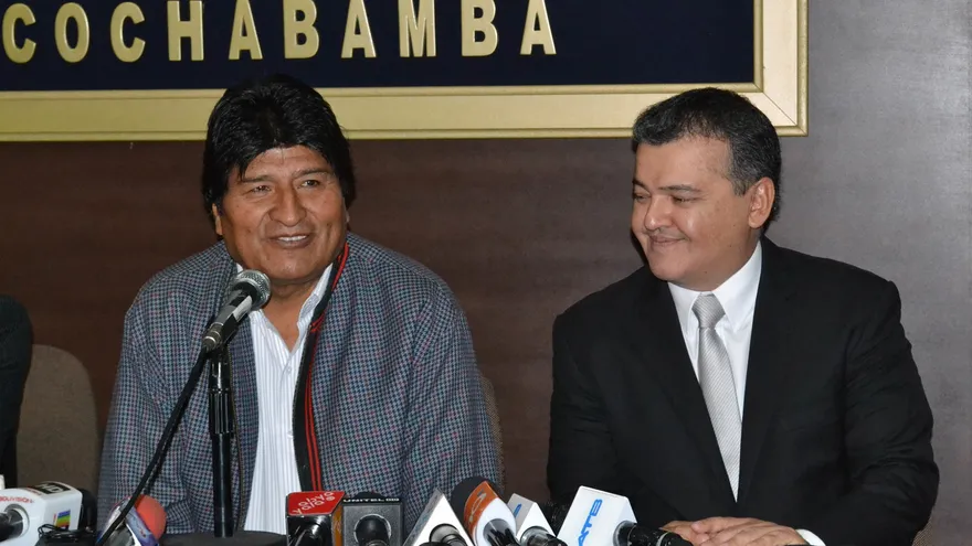 El presidente boliviano, Evo Morales (i), y el presidente de la Confederación de Empresarios Privados de Bolivia (CEPB), Ronald Nostas.