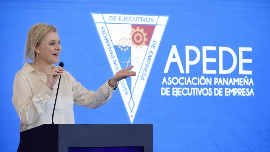 La Apede la dirige, Guilia De Santics.