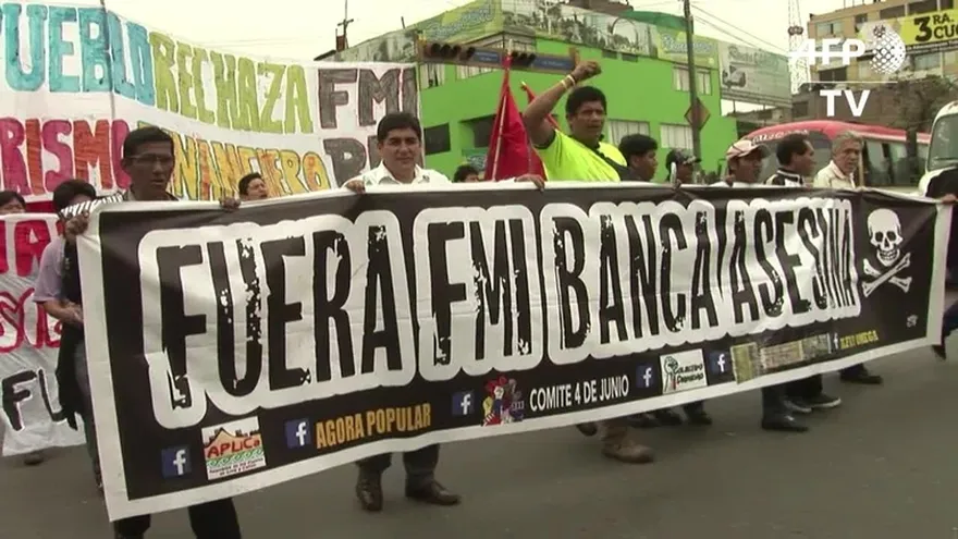 En Perú marchan contra el FMI y el Banco Mundial