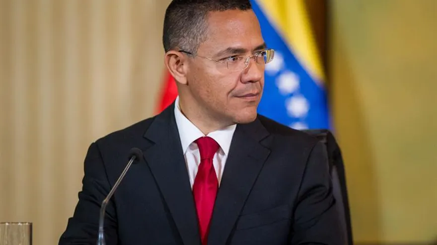 El ministro venezolano de Comunicación, Ernesto Villegas, habla en una rueda de prensa.