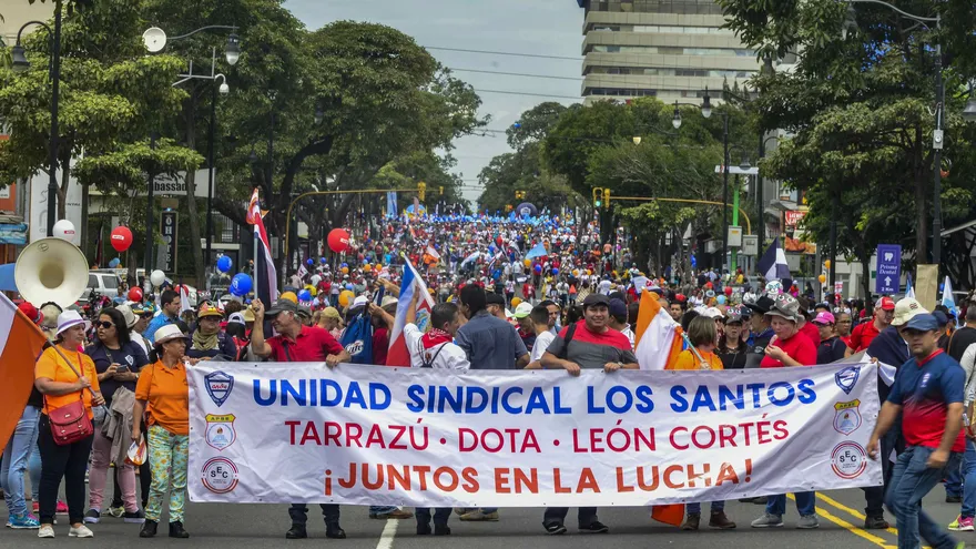Personas participan en una marcha masiva convocada por diferentes sindicatos contra la reforma fiscal que estudia el Congreso.