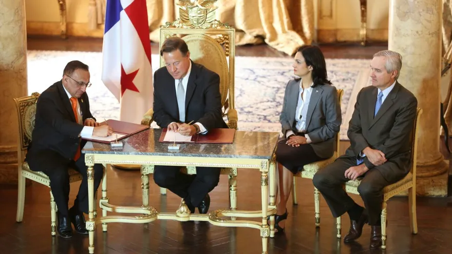 Varela sanciona ley que crea secretaria nacional para etnia negra en Panamá.