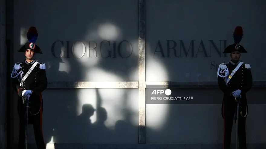 Los carabineros italianos hacen guardia en el Teatro Armani, donde yace el funeral del diseñador de moda italiano Giorgio Armani, en Milán, el 7 de septiembre de 2025