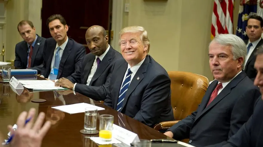 El presidente de EE.UU., Donald Trump (2-d), se reúne con los representantes de la compañía Investigadores y Productores Farmacéuticos de América (PhRMA), el presidente de PhARMA Stephen Ubl (2-i), el director ejecutivo de Merck & Co Kenneth C. Frazier (3-i), el director ejecutivo de Celgene Corporation Robert J. Hugin (i), en la Sala Roosevelt de la Casa Blanca en Washington, Estados Unidos, hoy 31 de enero de 2017.