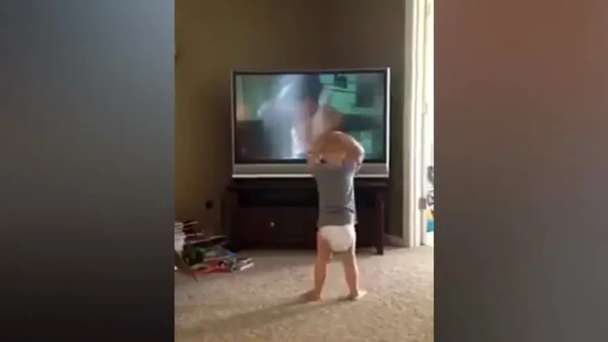 Bebé imita entrenamientos de Rocky Balboa