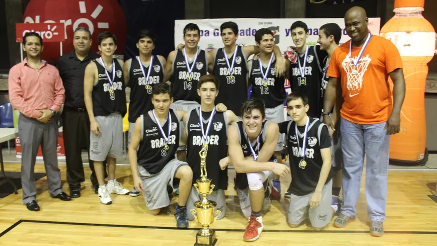 Brader pega por partida doble en el baloncesto Kiwanis