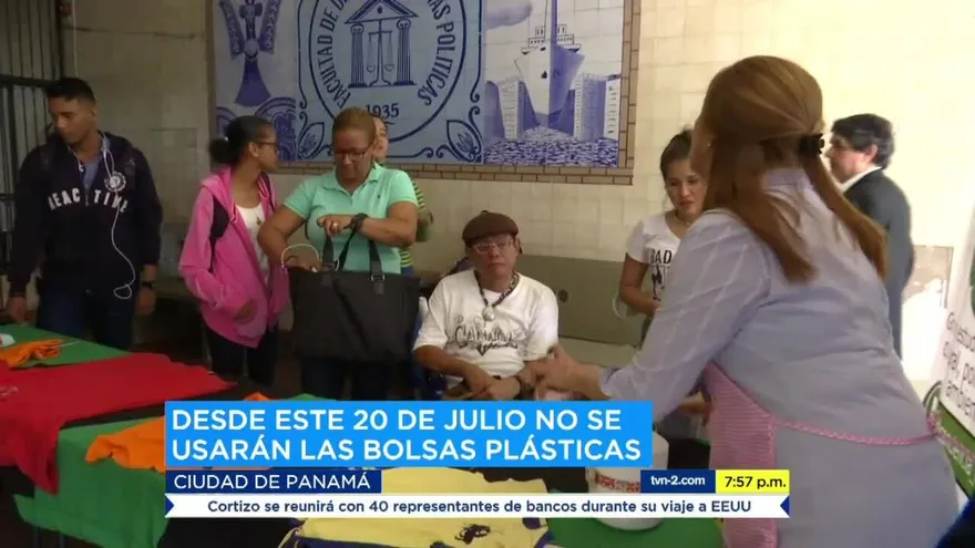 Estudiantes aprenden a confeccionar bolsas reutilizables