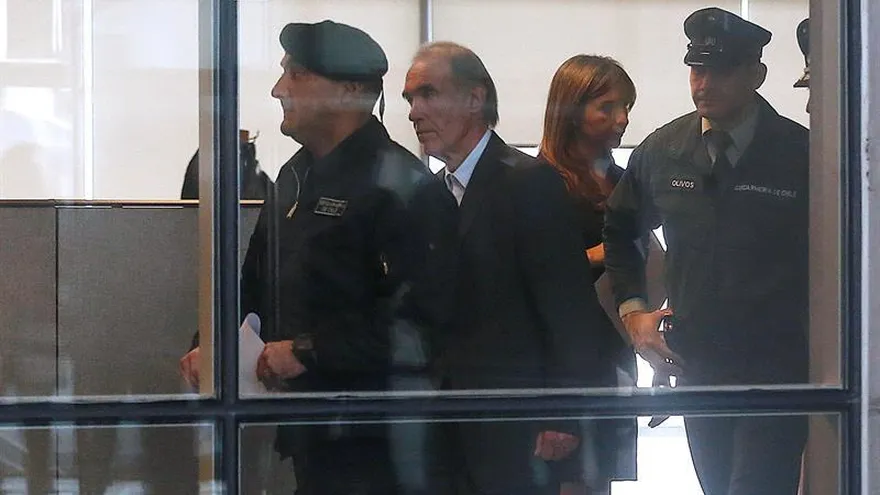 El senador Jaime Orpis (2i), de la derechista Unión Demócrata Independiente (UDI).