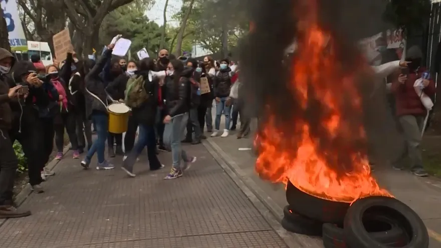 Enfermeros de Buenos Aires renuevan reclamo por salarios