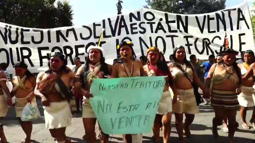 Indígenas waorani protestan en Quito en defensa de fallo que veta ingreso de petroleras