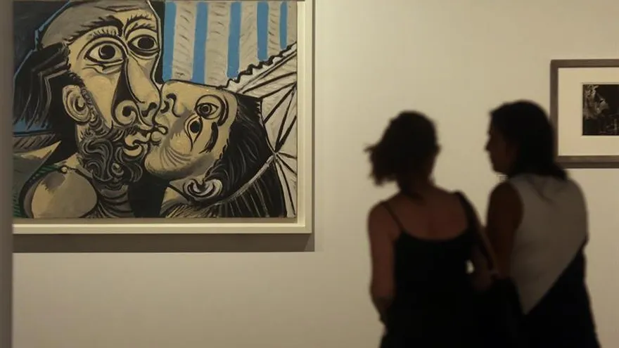 Dos mujeres visita, este 13 de diciembre de 2016, la exposición "Picasso: Mano erudita, ojo salvaje", que se exhibe en el Centro Cultural del Palacio de La Moneda, en Santiago de Chile (Chile).