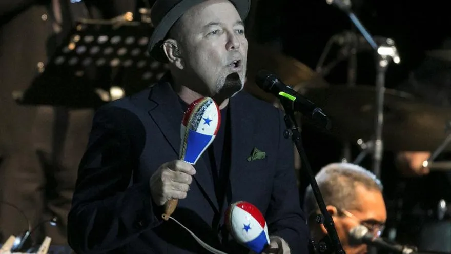 El cantante panañemo Rubén Blades durante el concierto que ha ofrecido esta noche en el Festival Pirineos Sur, que celebra su 27 edición.