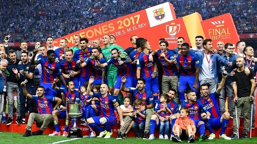 Integrantes del Barcelona celebran la conquista de su vigésima novena Copa del Rey
