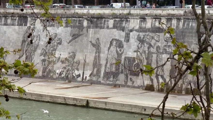 Los muros de la ribera del río Tíber, recorren los principales hitos de la historia de la ciudad mediante un mural una obra firmada por William Jentridge (Johannesburgo, 1955).