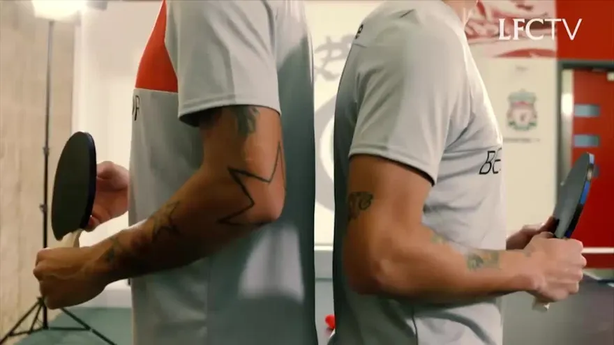 Coutinho, Firmino y Klopp compiten en el Ping-Pong. ¿Quién es el mejor?