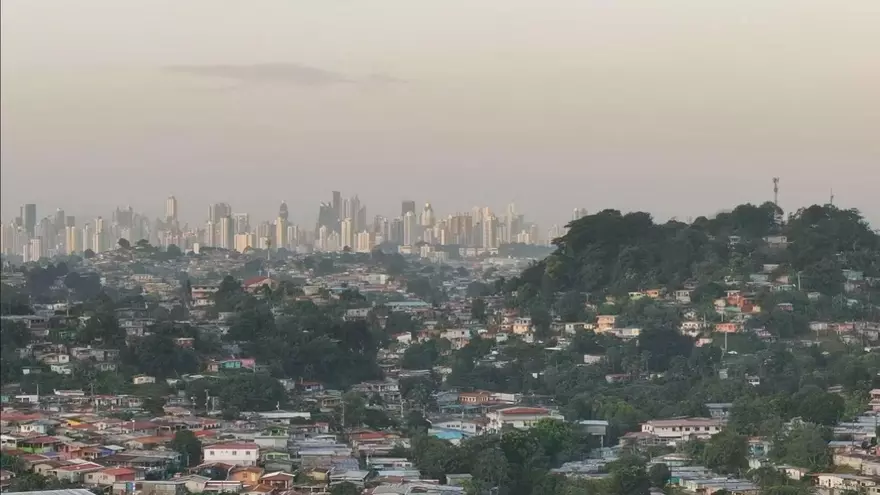 Imagen del distrito de san Miguelito y de fondo los edificios de la ciudad de Panamá.