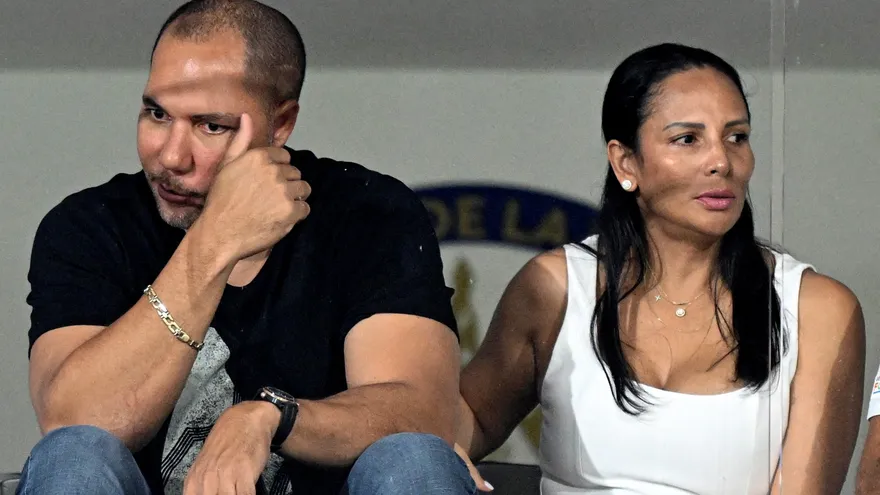 Yamil Bukele junto a su esposa