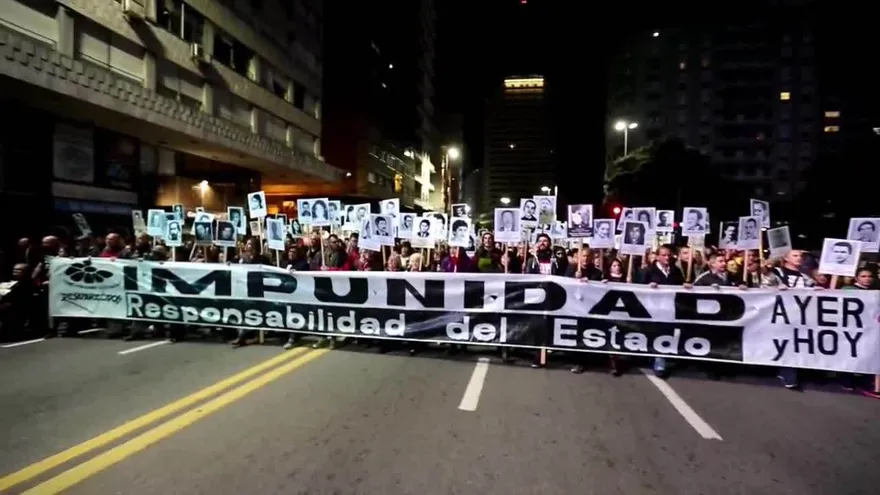 Miles de uruguayos marchan en silencio por los desaparecidos en la dictadura
