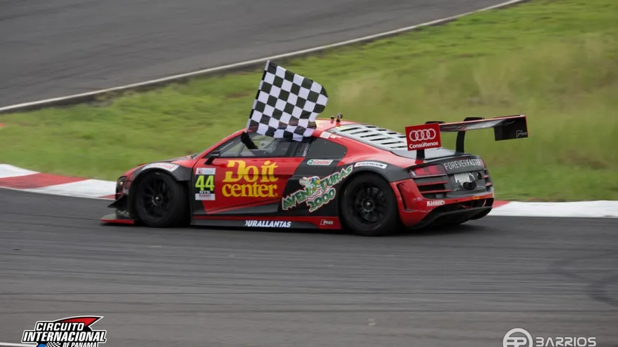 Despliegue de talento y pericia en la tercera válida de automovilismo