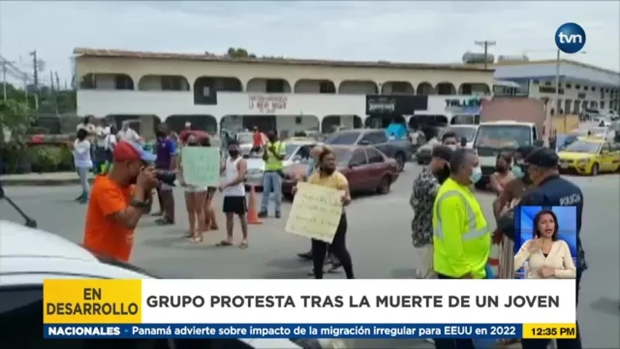 Familiares de hombre que murió en incidente confuso con un agente de la Policía protestan