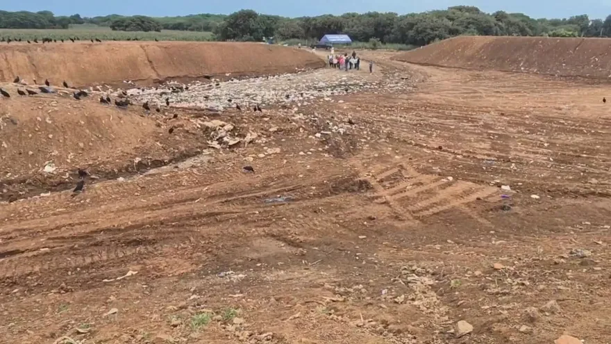 Vertedero a cielo abierto en Macaras