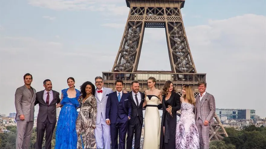 El actor estadounidense Tom Cruise (c) posa con el productor Jake Myers (2-i) y los integrantes del reparto Henry Cavill (i), Michelle Monaghan (3-i), Angela Basset (4-i), Simon Pegg (5-d), Rebecca Ferguson (3-d), Vanessa Kirby (4-d), Caspar Phillipson (d) y el director Christopher McQuarrie (5-i) en la torre Effiel durante el estreno global de Misión Imposible Repercusión.