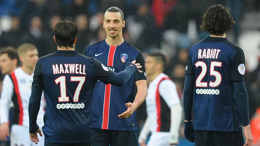 Zlatan Ibrahimovich es felicitado por Maxwell