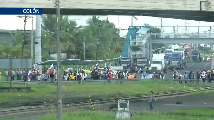 Unidades policiales despejan la vía de acceso al centro de Colón