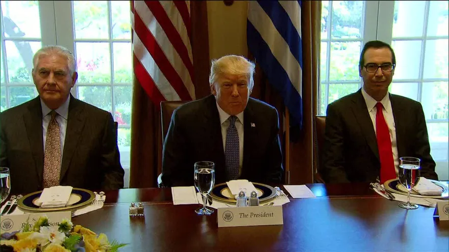 Trump celebra nuevo récord del Dow Jones