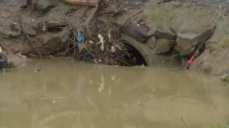 Residentes en Bique exigen que se elimine un vado por posibles inundaciones