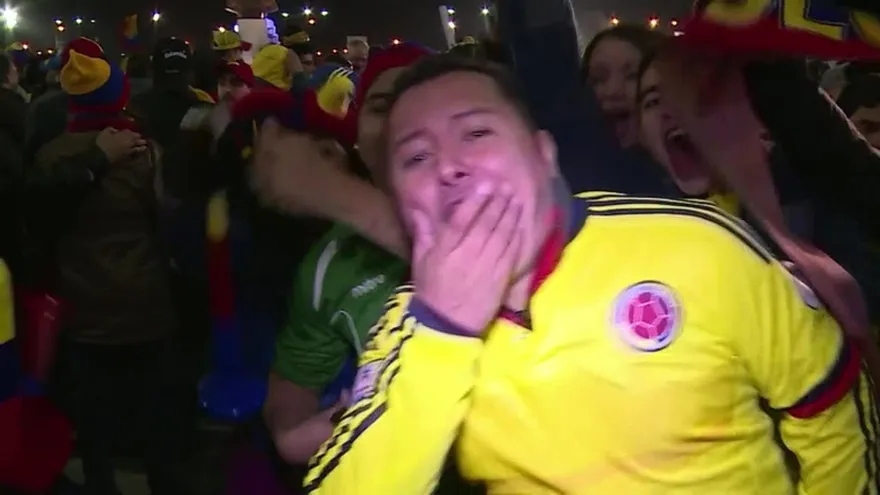 Hinchas colombianos celebran victoria ante Brasil