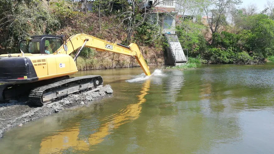 Idaan realiza trabajos de liberación de sedimento acumulado cerca a la fosa de succión de la toma de agua cruda de la planta potabilizadora Rufina Alfaro. Foto archivo