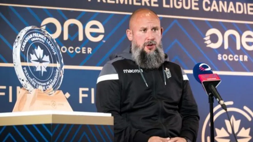Bobby Smyrniotis, director técnico del Forge FC