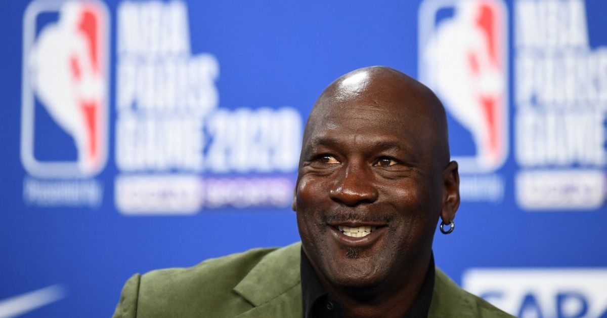 Michael Jordan genera polémica en NASCAR tras agarrar del cuello a Denny Hamlin