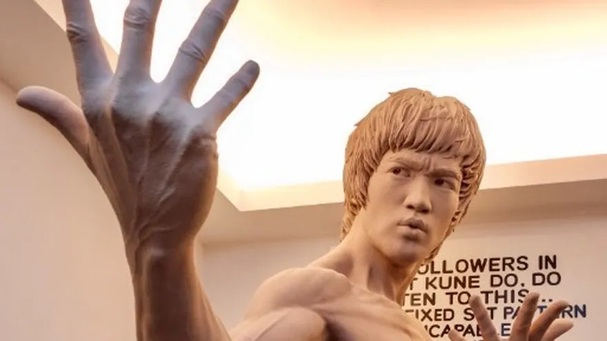 Foto de una escultura de Bruce Lee