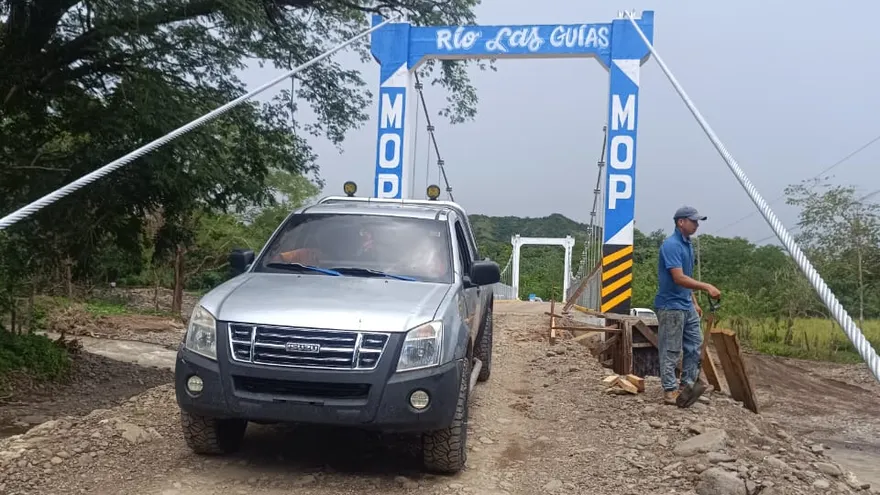 El puente colgante sobre el río Las Guías, se encuentra totalmente rehabilitado por el MOP, donde beneficia a los residentes y productores del distrito de Calobre.