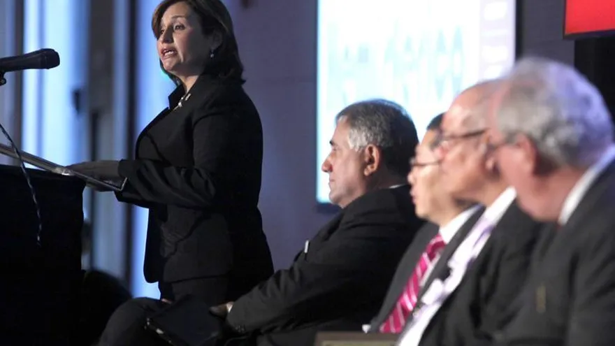 La procuradora general de Panamá, Kenia Porcell (i), participa en la inauguración del XX Congreso Hemisférico para la Prevención del Blanqueo de Capitales, Financiamiento del Terrorismo y Proliferación de Armas de Destrucción Masiva, en Ciudad de Panamá.