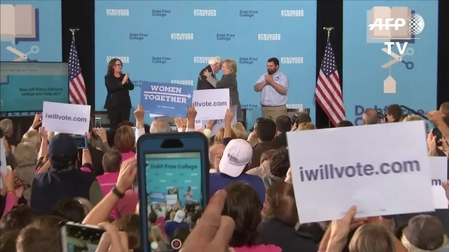 Clinton se reúne con Sanders y Trump ignorar a la demócrata