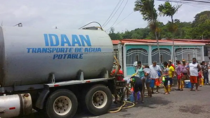 Idaan distribuye agua en carros cisternas en el corregimiento de Juan D. Arosemena.