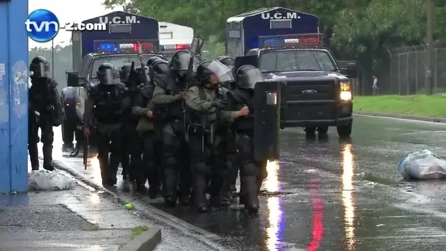 Universitarios se enfrentan a unidades de la Policía Nacional