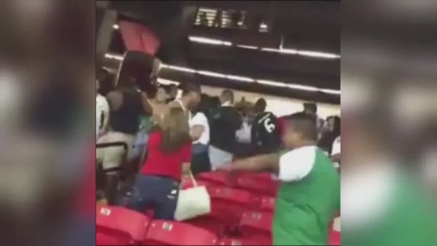 Pelea en las gradas ente fanáticos mexicanos y panameños