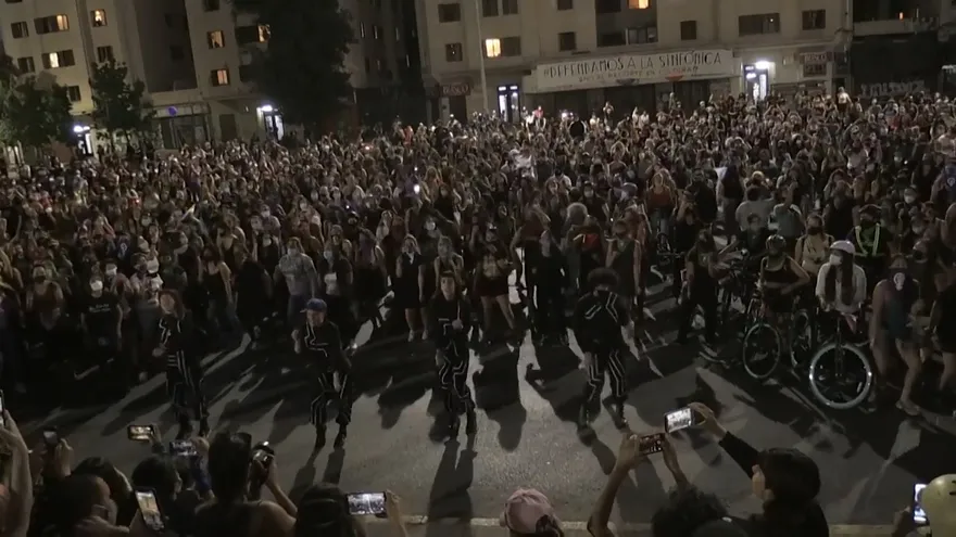 Miles de mujeres vuelven a realizar en Chile performance "Un violador en tu camino"