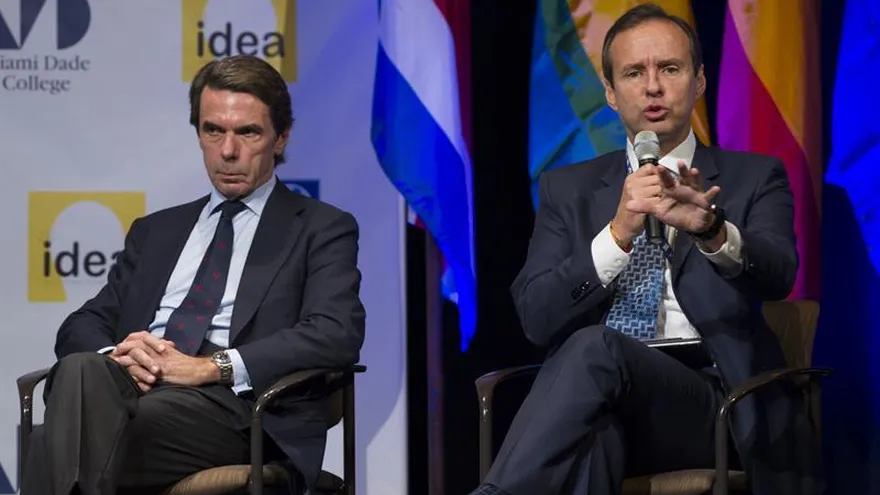 En la imagen, el expresidente de Bolivia Jorge Quiroga (d), junto al expresidente del Gobierno español José María Aznar (i).