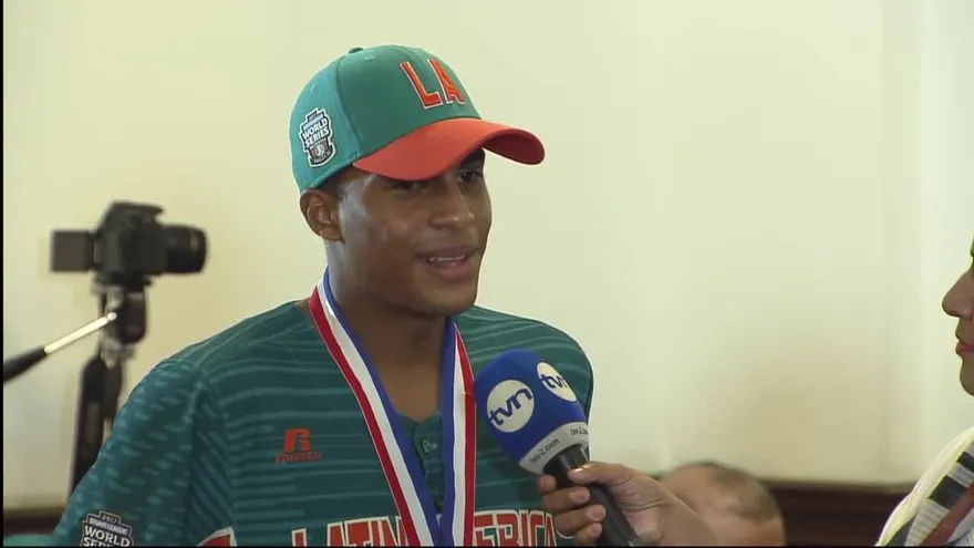 Campeones mundiales de beisbol intermedio son homenajeados por Presidencia